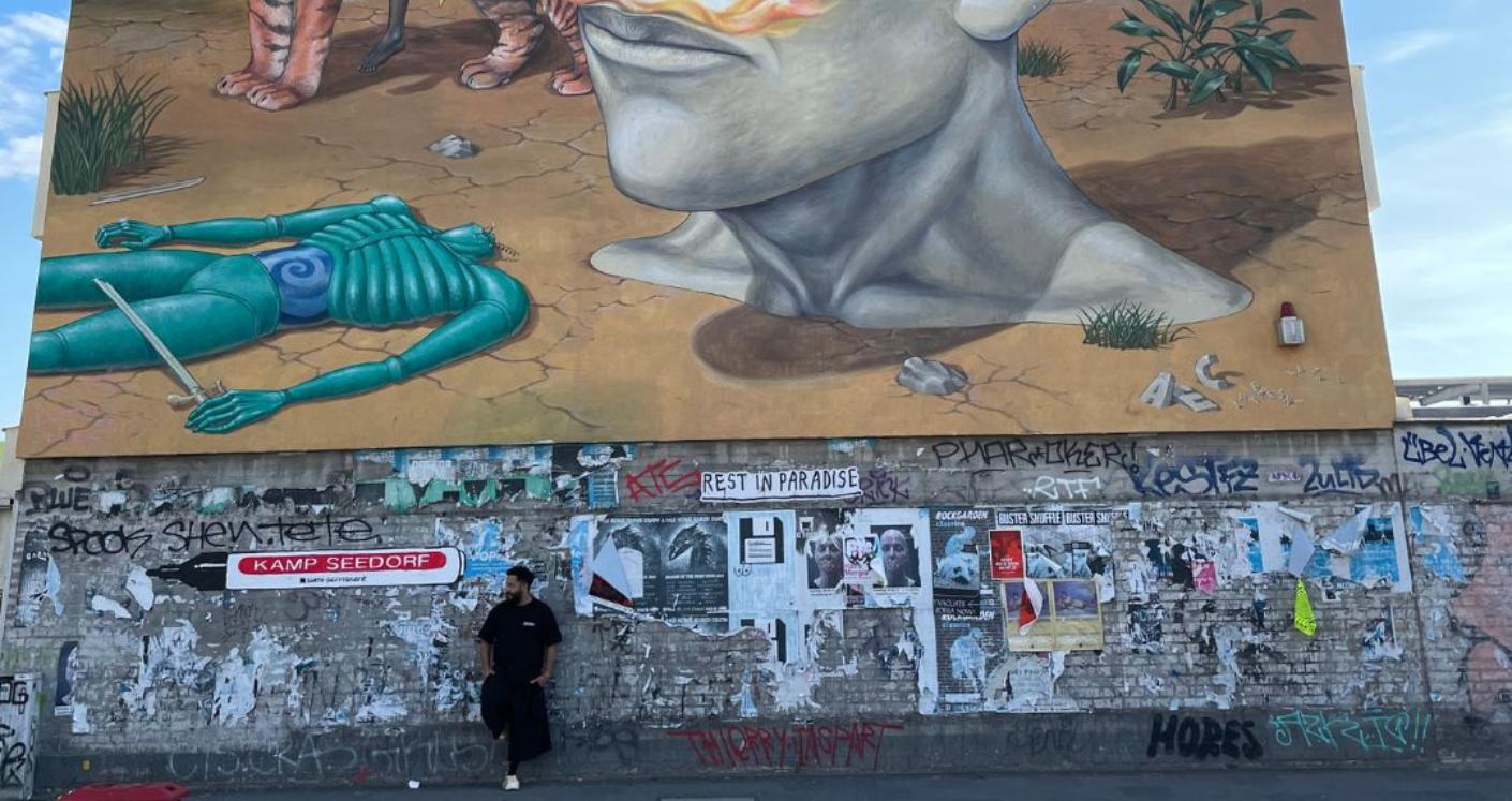 Adel Tawil steht vor einer sehr bunt bemalten Wand