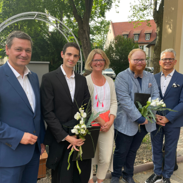 Dr. Stefan Zimmer und Dr. Susanne Schaefer stehen neben Förderpreisträgern des Jahres 2023