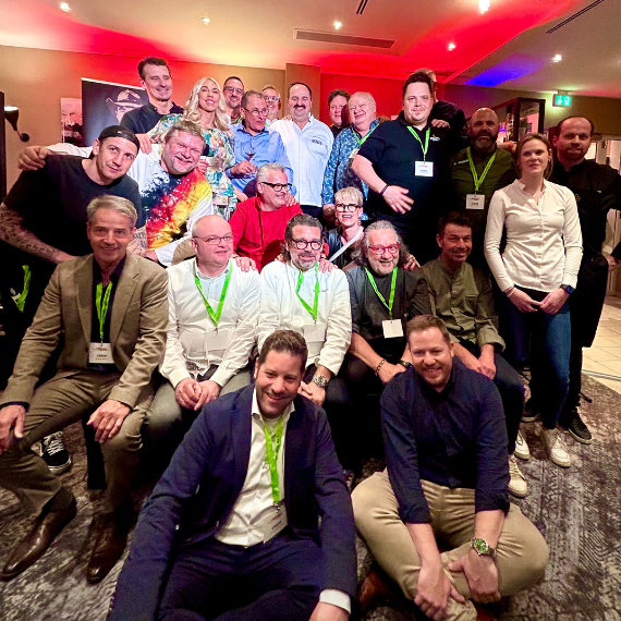 Teilnehmer der Küchenparty machen ein Gruppenfoto