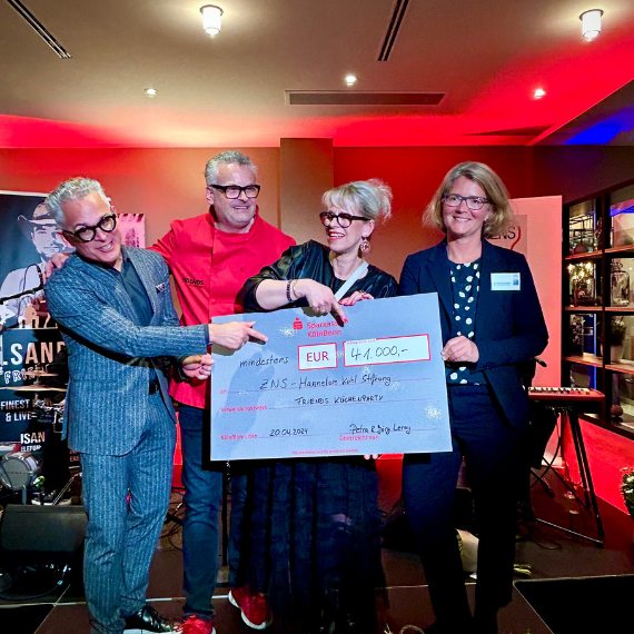 Dr. Stefan Zimmer, Jörg und Petra Leroy und Dr. Susanne Schaefer halten einen riesigen Scheck im Wert von 41.000 Euro