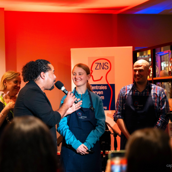Adel Tawil singt bei der Küchenparty vor zwei erfreuten Teilnehmern