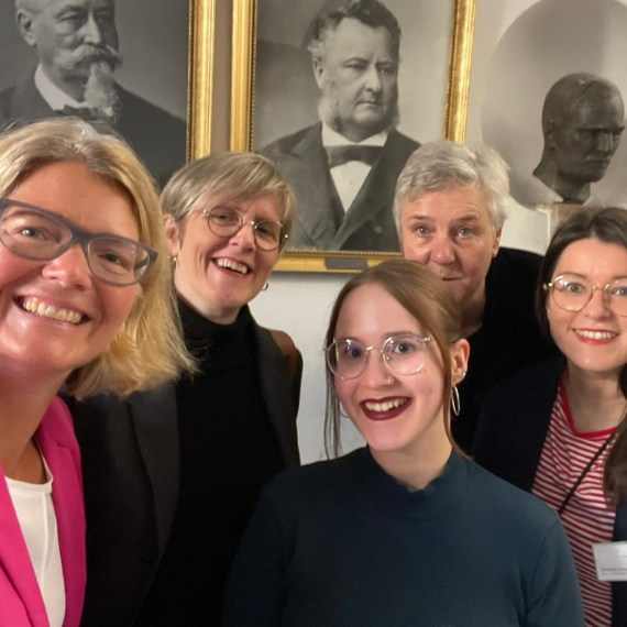 Dr. Susanne Schaefer, Frau Klos und Unterstützer der ZNS-Stiftung machen ein Selfie zusammen