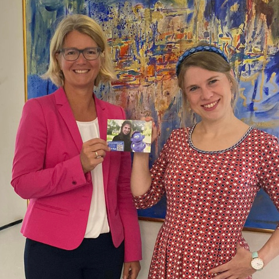 Esther Brandt und Dr. Susanne Schaefer posieren zusammen mit einer KEKS-Karte