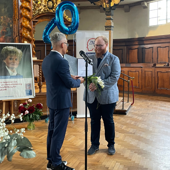 Dr. Stefan Zimmer übergibt einen Förderpreis