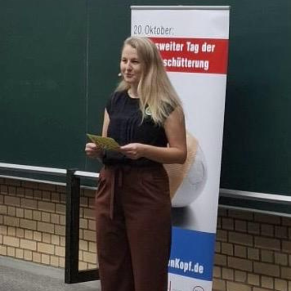 Dr. med. Michaela Veronika Bonfert hält einen Vortrag
