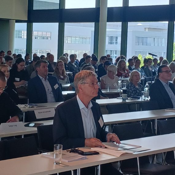 Einige Menschen sitzen und hören gespannt zu