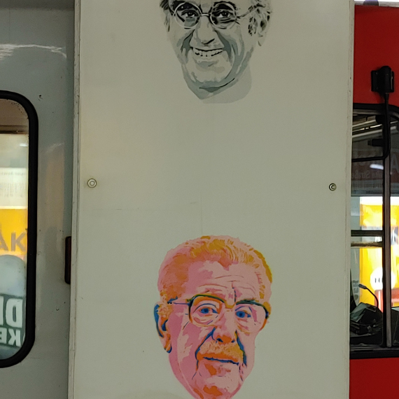 Ein Kunstwerk an der Kölner Bahn zeigt zwei Köpfe