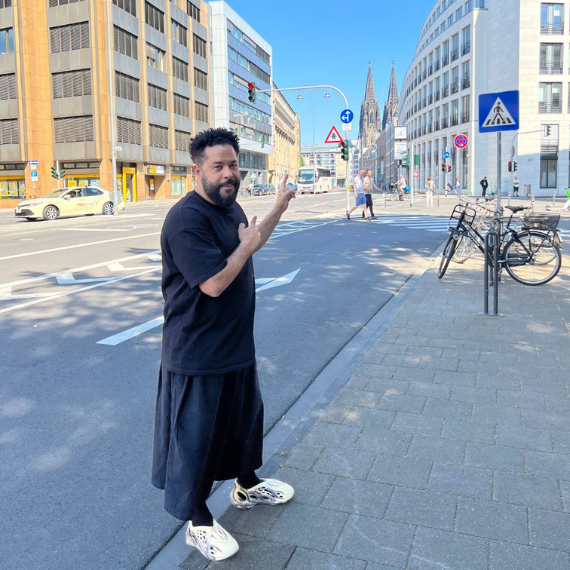Adel Tawil zeigt auf die Stadt
