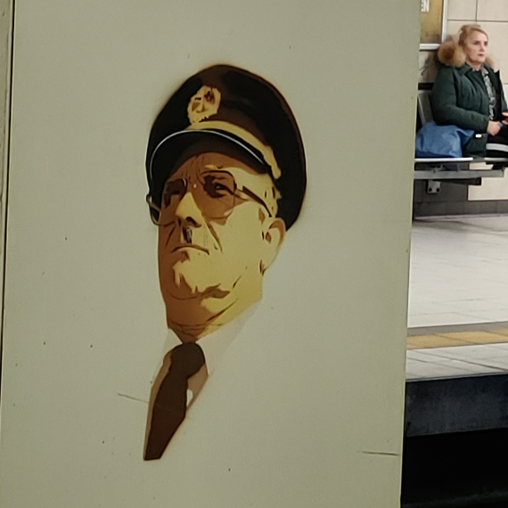 Ein Kunstwerk an der Kölner Bahn zeigt einen Kopf