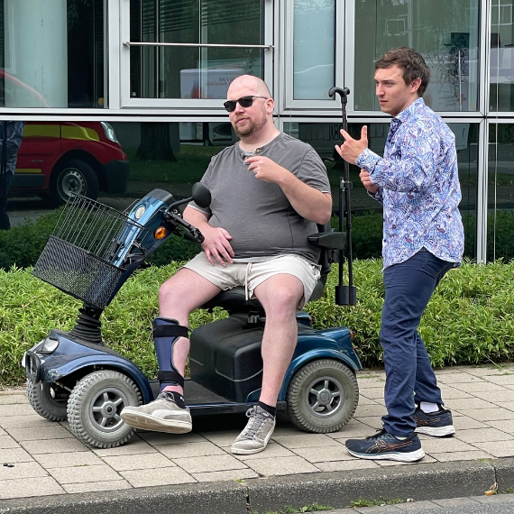 Zwei coole Herrschaften sind mitten im Rappen
